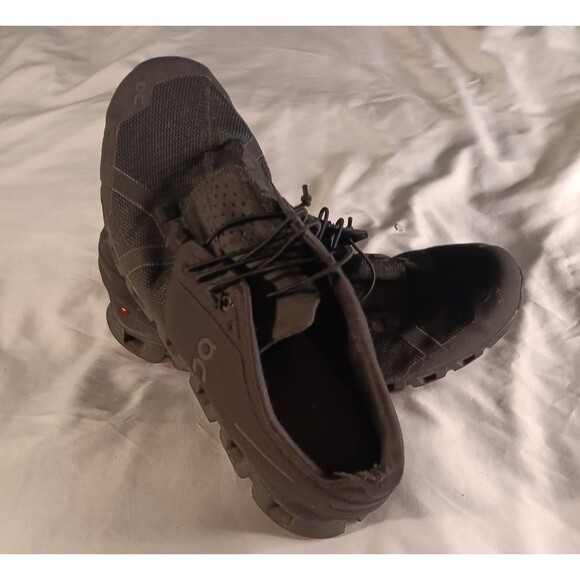 On cloud shoes - Picture 3 of 4